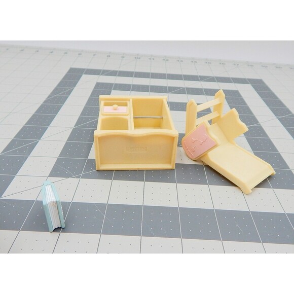 Calico Critters Sylvanian Families Nursery Pieces Dresser Slide Photo Book Album - Picture 6 of 8